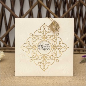 Pencereli Zarflı Altın Yaldız Süslemeli Davetiye Modeli