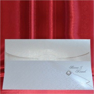 Çapraz Kesimli Taşlı Fiyonklu Dokulu Davetiye Modeli