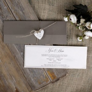 Kalp Etiketli Gri Zarflı Davetiye