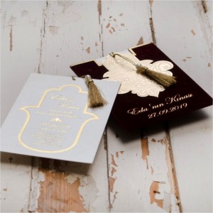 Püsküllü Kadife Zemine Yaldız Baskılı Kına Davetiyesi