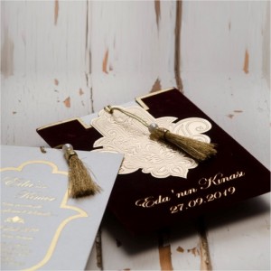 Püsküllü Kadife Zemine Yaldız Baskılı Kına Davetiyesi