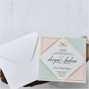 İçi Renkli Yaldız Süslemeli Kare Zarflı Davetiye Modeli