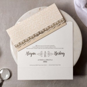 Üstten Katlamalı Krem Zemine Desenli Katlamalı Davetiye