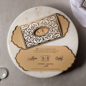 Kenarları Özel Kesimli Dışı Altın Yaldız Süslemeli Davetiye