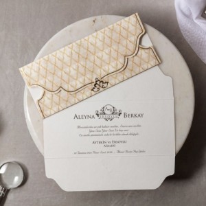 Krem Zemine Desenli Yaldız Süslemeli Katlamalı Davetiye