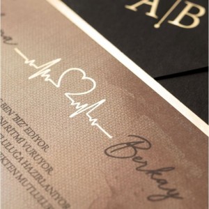 Siyah Dikdörtgen Zarflı İçi Kalp Çizimli Davetiye