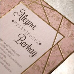 Zarfı İçi Pembe Altın Yaldız Süslemeli Düğün Davetiyesi