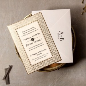 İç Kenarları Altın Yaldız Süslemeli Düğün Davetiyesi