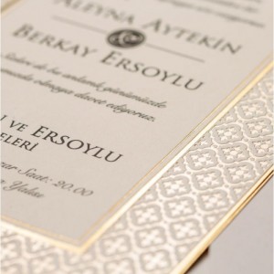 İç Kenarları Altın Yaldız Süslemeli Düğün Davetiyesi