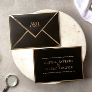 İçi Zarfı Siyah Zemine Altın Yaldız Süslemeli Davetiye Modeli