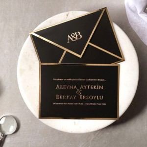 İçi Zarfı Siyah Zemine Altın Yaldız Süslemeli Davetiye Modeli