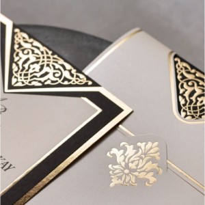 İçi Krem Siyah Kombinli Yaldız Süslemeli Düğün Davetiyesi