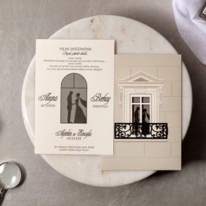 Balkondaki Aşık Çift Tasarımlı Düğün Davetiyesi