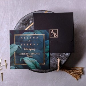 Yeşil Yapraklı Zemine Altın Yaldız Süslemeli Düğün Davetiyesi