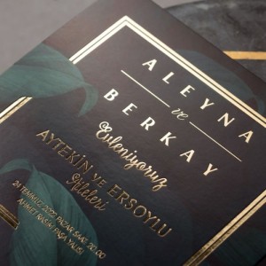 Yeşil Yapraklı Zemine Altın Yaldız Süslemeli Düğün Davetiyesi