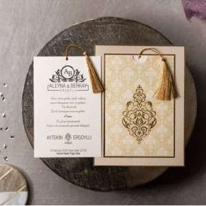 Krem Desenli Zarfa Yaldız Süslemeli Püsküllü Davetiye