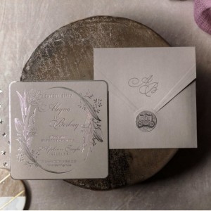 Etiketli Gri Zemine Gümüş Yaldız Süslemeli Davetiye