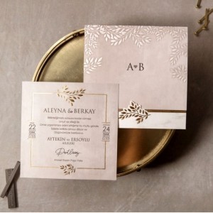 Sade Zemine Altın Yaldız Yaprak Desenli Düğün Davetiyesi