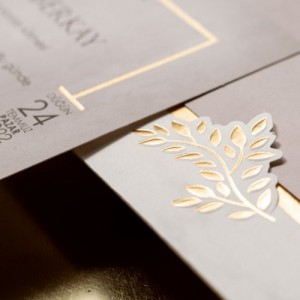 Sade Zemine Altın Yaldız Yaprak Desenli Düğün Davetiyesi