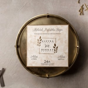 Desenli Zemine Altın Yaldız Yaprak Süslemeli Davetiye Modeli