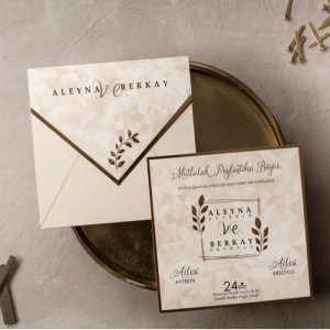 Desenli Zemine Altın Yaldız Yaprak Süslemeli Davetiye Modeli