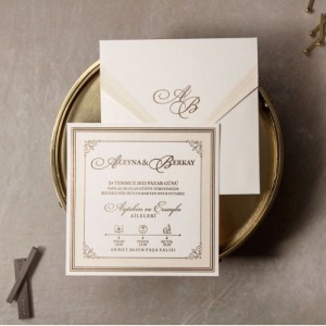 Kare Krem Zemine Altın Yaldız Süslemeli Düğün Davetiyesi