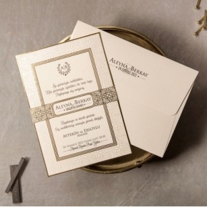 Krem Zemine Altın Yaldız Süslemeli Düğün Davetiyesi