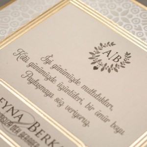 Krem Zemine Altın Yaldız Süslemeli Düğün Davetiyesi