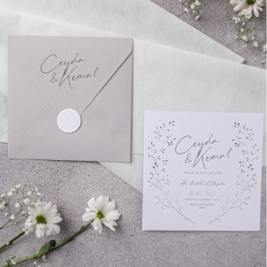Gri Kare Zarfa Baskılı Etiketli Düğün Davetiyesi