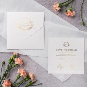 Kare Kapaklı Krem Zarfa Yaldız Süslemeli Davetiye