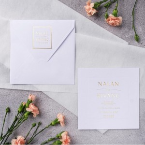 Beyaz Zarfa Yaldız Baskılı Kare Düğün Davetiyesi