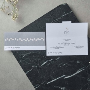 Gri Zemine Papatya Çiçekli Katlamalı Davetiye