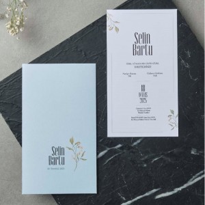 Çiçek Kombinli Mavi Zarflı Sade Davetiye