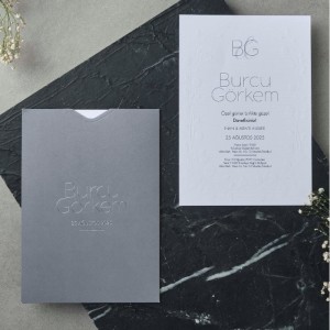 Gri Üstten Açık Zarflı Sade Davetiye