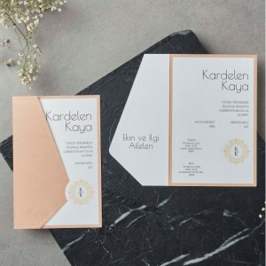 Pembe Yandan Katlamalı Geçmeli Davetiye