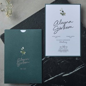 Yeşil Zarfa Çiçek Baskılı Sade Davetiye