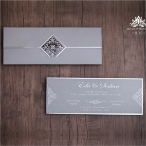 Gri Katlamalı Zarfa Gümüş Yaldız Süslemeli Davetiye Modeli