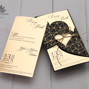 Siyah Zemine Altın Yaldız Süslemeli Kalp Şeklinde Davetiye