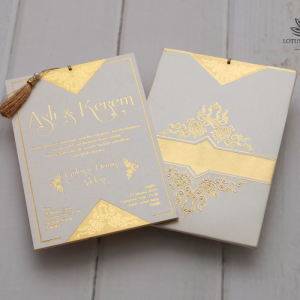 Krem Zemine Altın Yaldız Süslemeli Püsküllü Davetiye Modeli