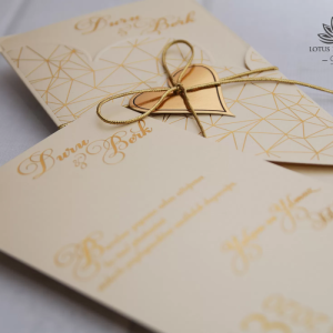 Zarfı Özel Kalp Kesimli Yaldız Süslemeli Düğün Davetiyesi