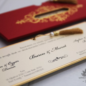 Kırmızı Yaldız Süslemeli Zarflı Mukavva Düğün Davetiyesi