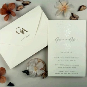 İçi Gümüş Yaldız Süslemeli Baş Harf Baskılı Davetiye