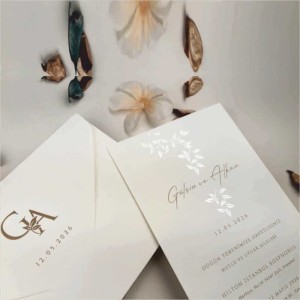 İçi Gümüş Yaldız Süslemeli Baş Harf Baskılı Davetiye