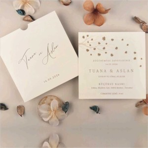 İçi Ağaçlı Çiçekli Desenli Kare Zarflı Davetiye