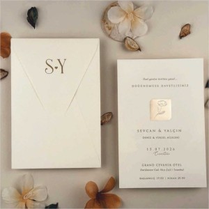 Gümüş Yaldız Çiçek Süslemeli Davetiye Modeli