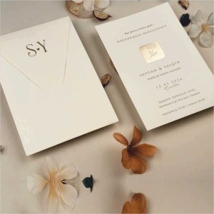 Gümüş Yaldız Çiçek Süslemeli Davetiye Modeli