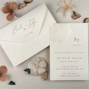Çiçeği Lak Kabartmalı Sade Davetiye Tasarımı