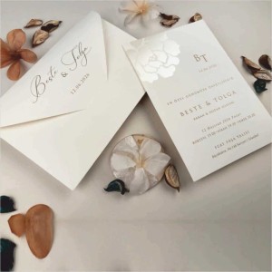 Çiçeği Lak Kabartmalı Sade Davetiye Tasarımı