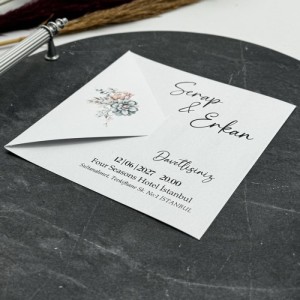 Üçgen Kapaklı Geçmeli Kare Düğün Davetiyesi