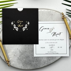 Siyah Kare Zarfa Beyaz Çiçek Baskılı Davetiye Modeli